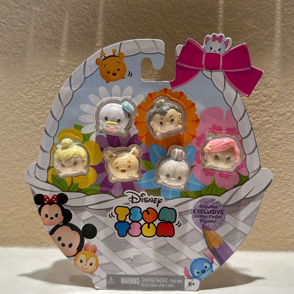 NIP Disney Tsum Tsum Mini Figure Exclusive Glitter  edition & Pooh carrying case